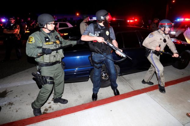 Polícia em Costa Mesa, Califórnia, o 28 de abril