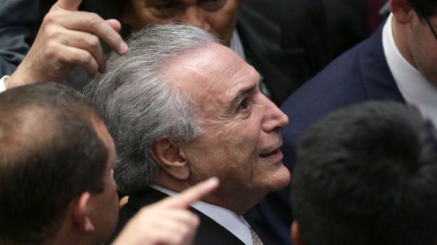 O presidente Michel Temer de Brasil olha o os povos nas galerias enquanto chega para tomar o juramento presidencial no congresso nacional, em Brasília,