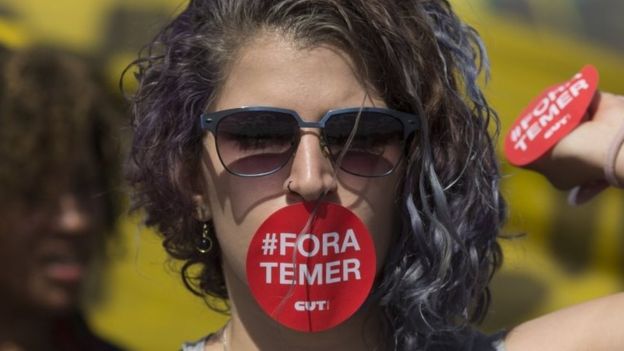 Um suporte de Dilma Rousseff, sua boca cobriu com uma etiqueta que lesse dentro português;