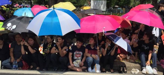 Choros que alinham as ruas de Banguecoque que esperam o cortejo fúnebre do rei tailandês o 14 de outubro de 2016