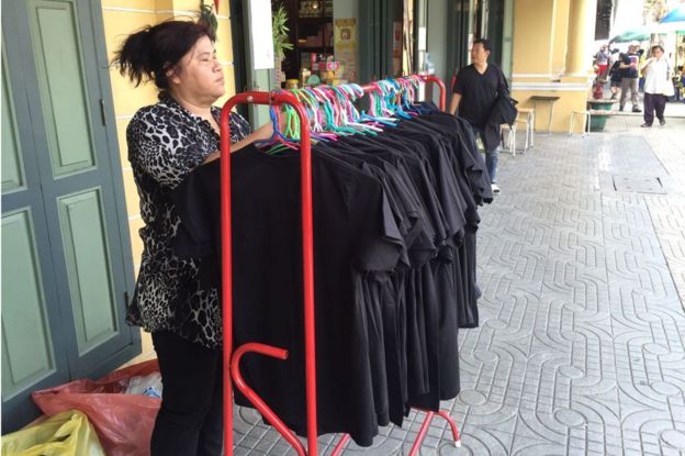 Os vendedores ambulantes estão vendendo t-shirt pretos durante o período de lamentação o 14 de outubro de 2016