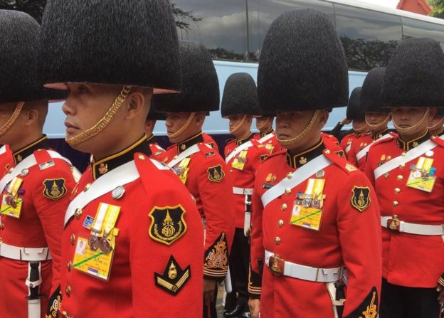 Soldados vestidos nos equipamentos cerimoniais que recolhem fora do palácio grande em Banguecoque o 14 de outubro de 2016