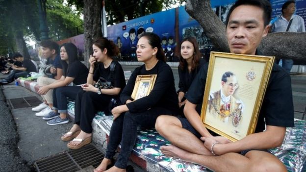 Povos tailandeses ao longo da rota do cortejo fúnebre em Banguecoque (14 de outubro de 2016)