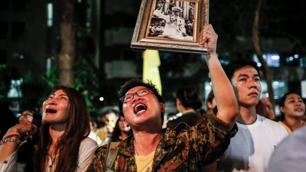 Os apoiantes tailandeses lamentam para o rei tailandês Bhumibol Adulyadej após o anúncio de sua morte no hospital de Siriraj em Banguecoque, Tailândia, o 13 de outubro de 2016.