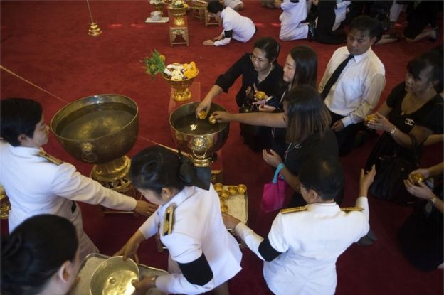 Os povos tailandeses atendem à cerimônia de banho real no palácio grande o 14 de outubro de 2016 em Banguecoque, Tailândia