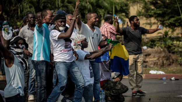 Os suportes do líder de oposição gabonês Jean Ping enfrentam forças de segurança